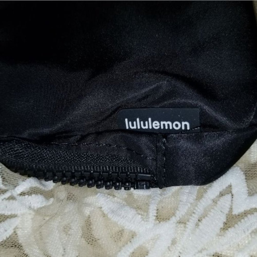 Lululemon Everywhere Belt Bag 1L Original Strap Black Nwt - Picture 5 of 14